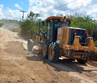 Máquinas pesadas atuando em manutenção de estrada de terra no sertão baiano