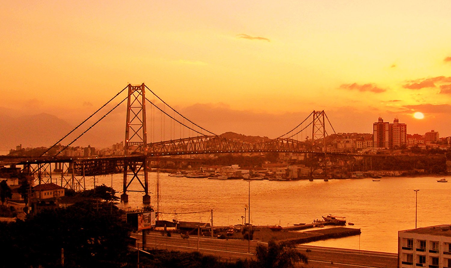 Pôr do sol com a Ponte Hercílio Luz em Florianópolis