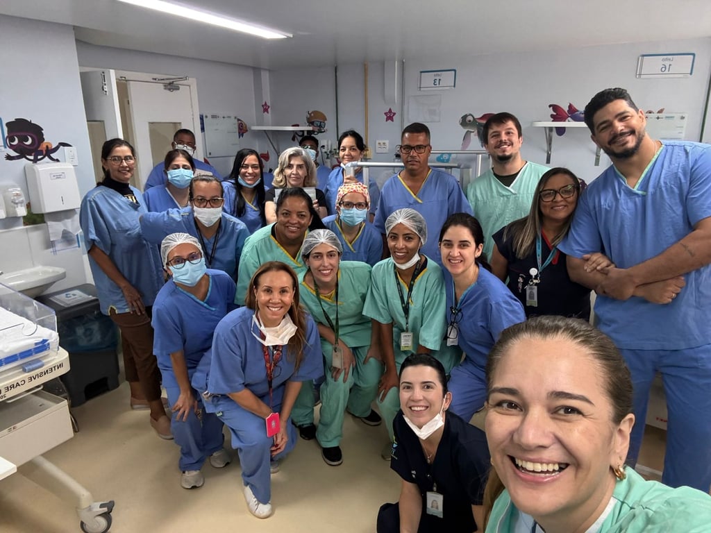 Equipe de profissionais de saúde em corredor de hospital