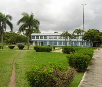 Vista do campus da Universidade Federal do Espírito Santo em Vitória ES, com prédios e áreas verdes.