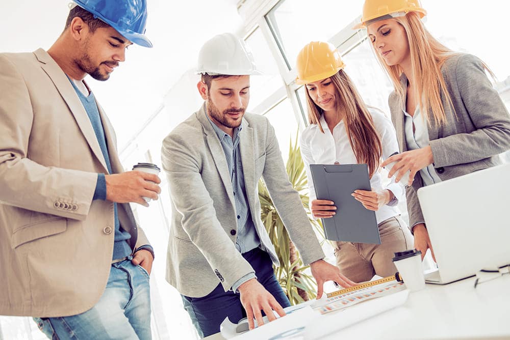 Engenheiros civis analisando projetos estruturais