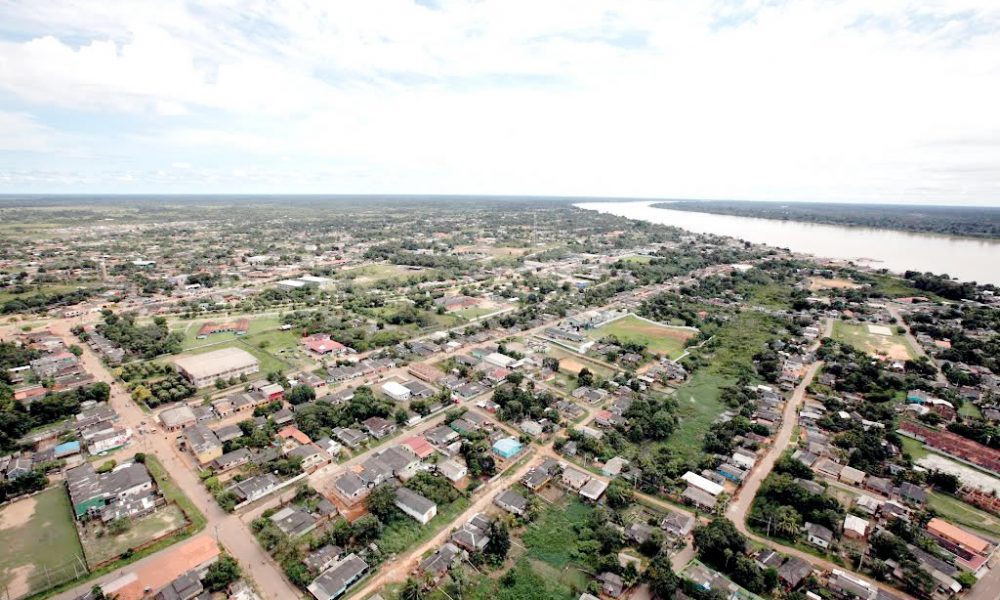 Vista urbana em área amazônica, com ruas retas e vegetação ao redor