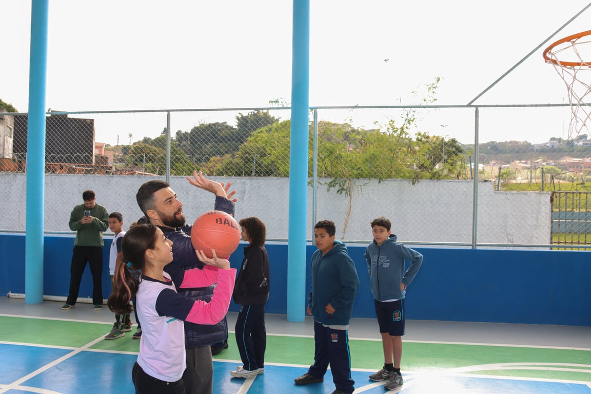 Quadra poliesportiva coberta com aula de educação física