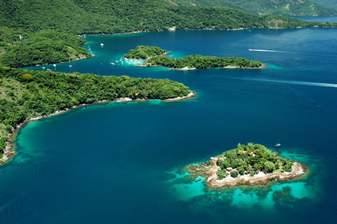Paisagem costeira de Angra dos Reis, mar azul e ilhas ao fundo, marina em clima tropical