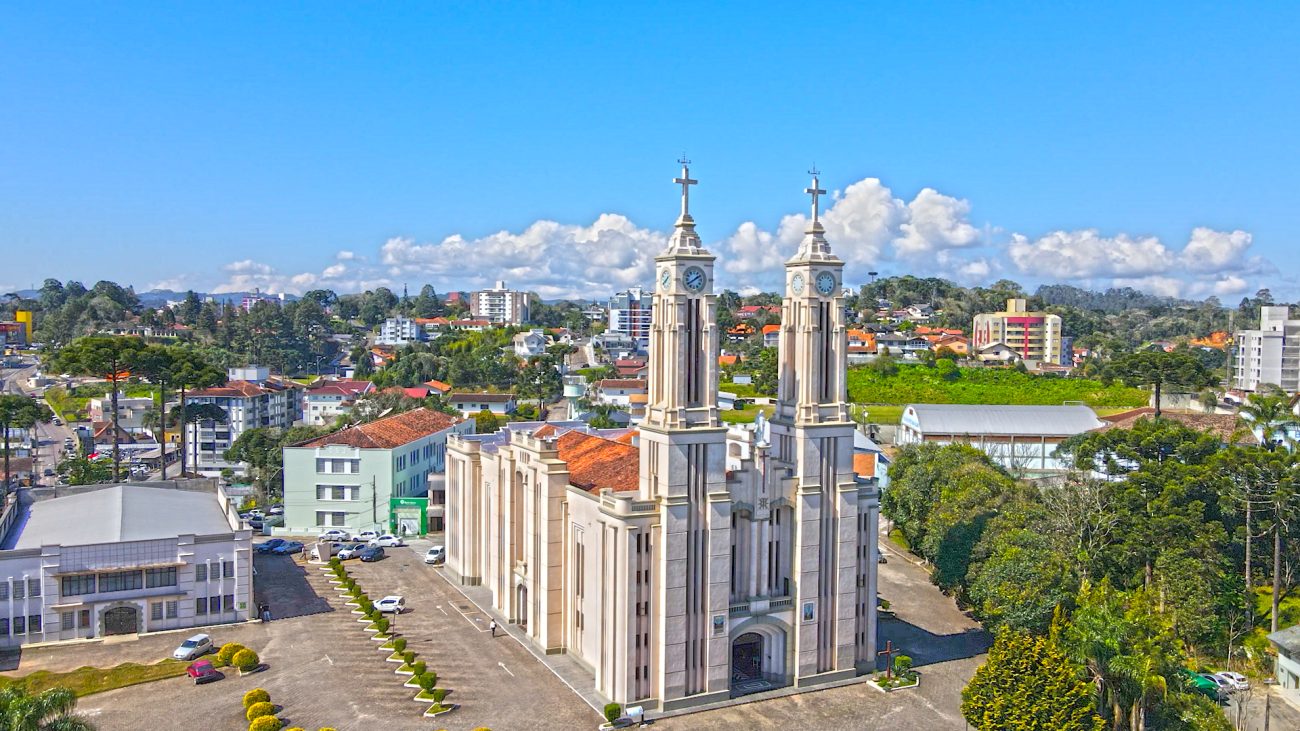 Centro urbano de pequena cidade do Oeste de SC, com igreja matriz e comércio no entorno