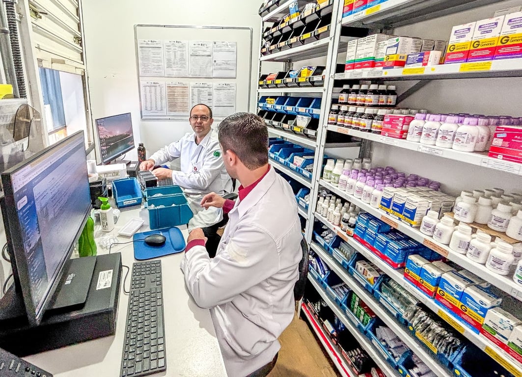Profissional organizando medicamentos em unidade pública de saúde