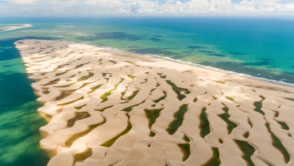 Delta do Parnaíba ao entardecer, com manguezais e dunas