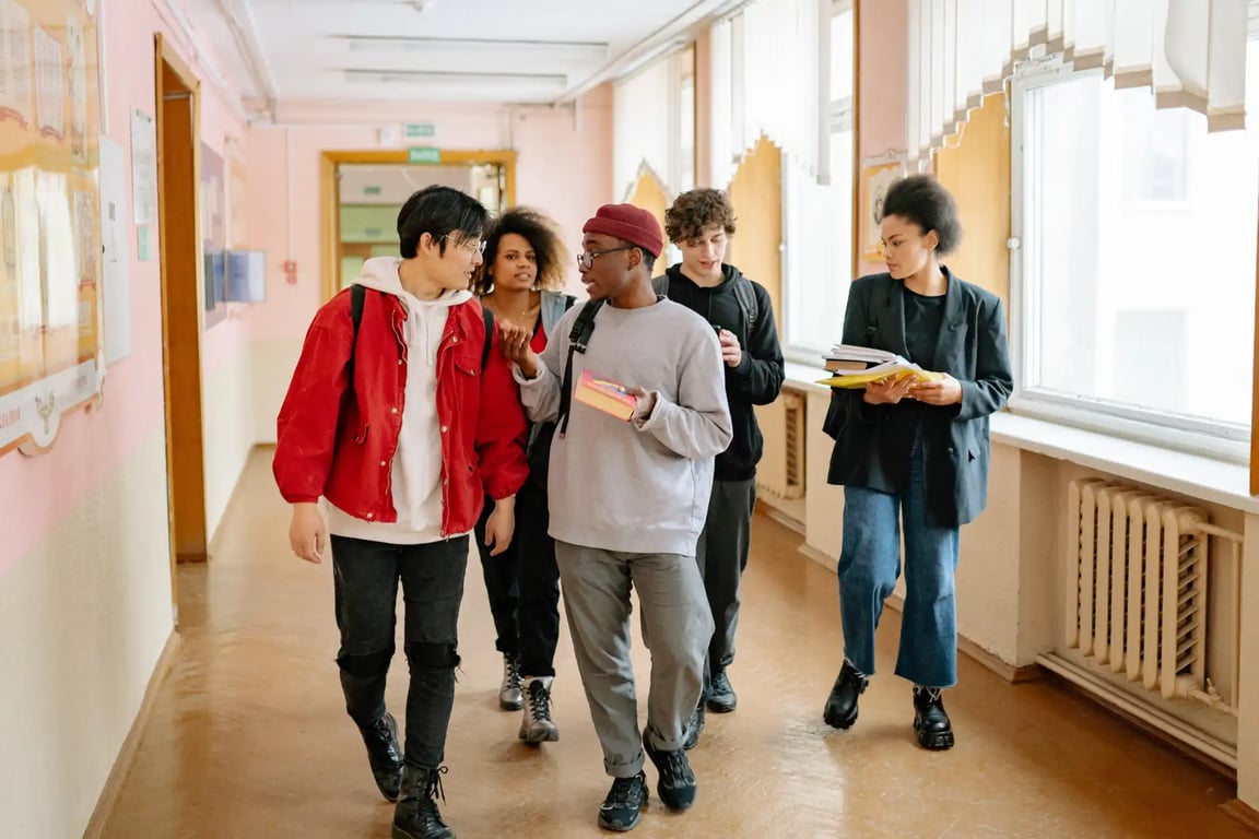 Corredor de instituição de ensino com estudantes