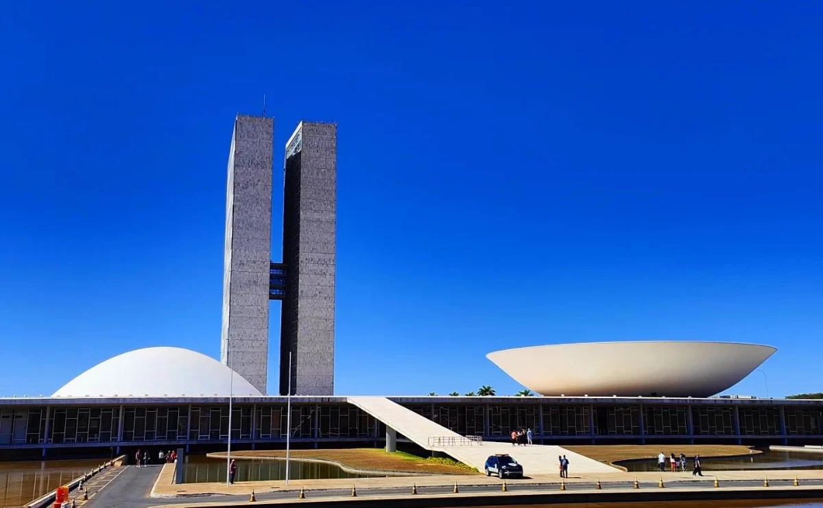 Horizonte de Brasília ao pôr do sol, com Eixo Monumental e prédios públicos ao fundo
