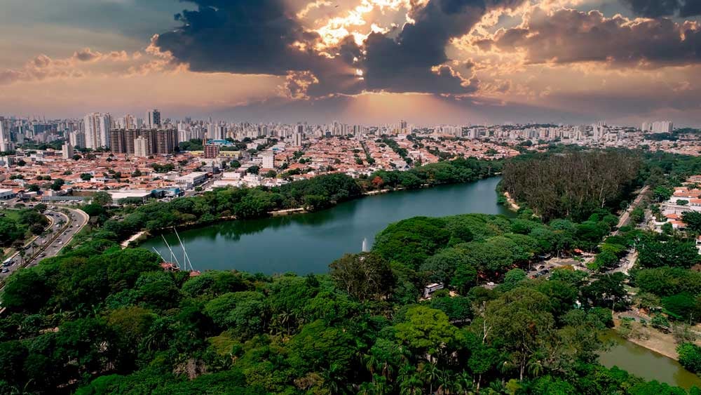 Horizonte de Campinas com a Lagoa do Taquaral ao entardecer