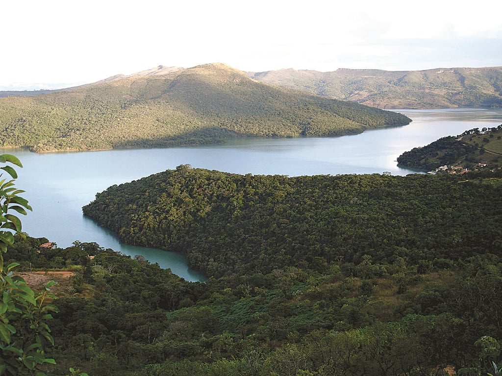 Paisagem urbana de Passos MG com o Lago de Furnas ao fundo