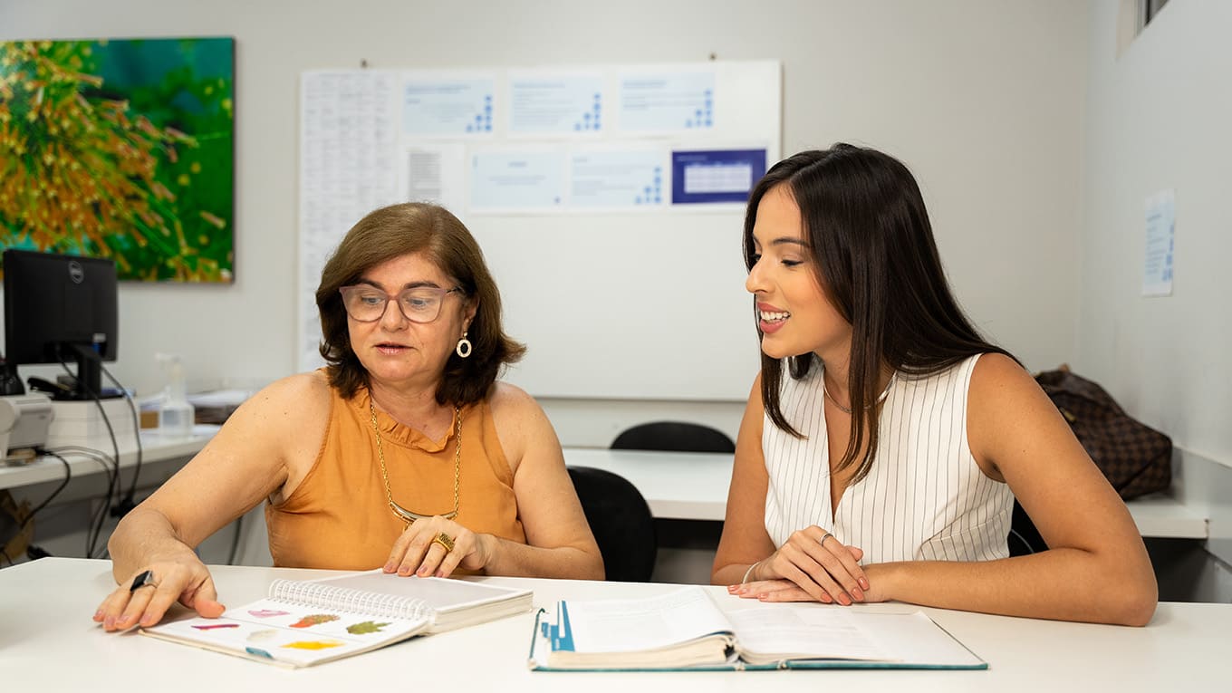Ambiente de trabalho de Psicologia no serviço público, com mesa, caderno e computador, iluminação natural