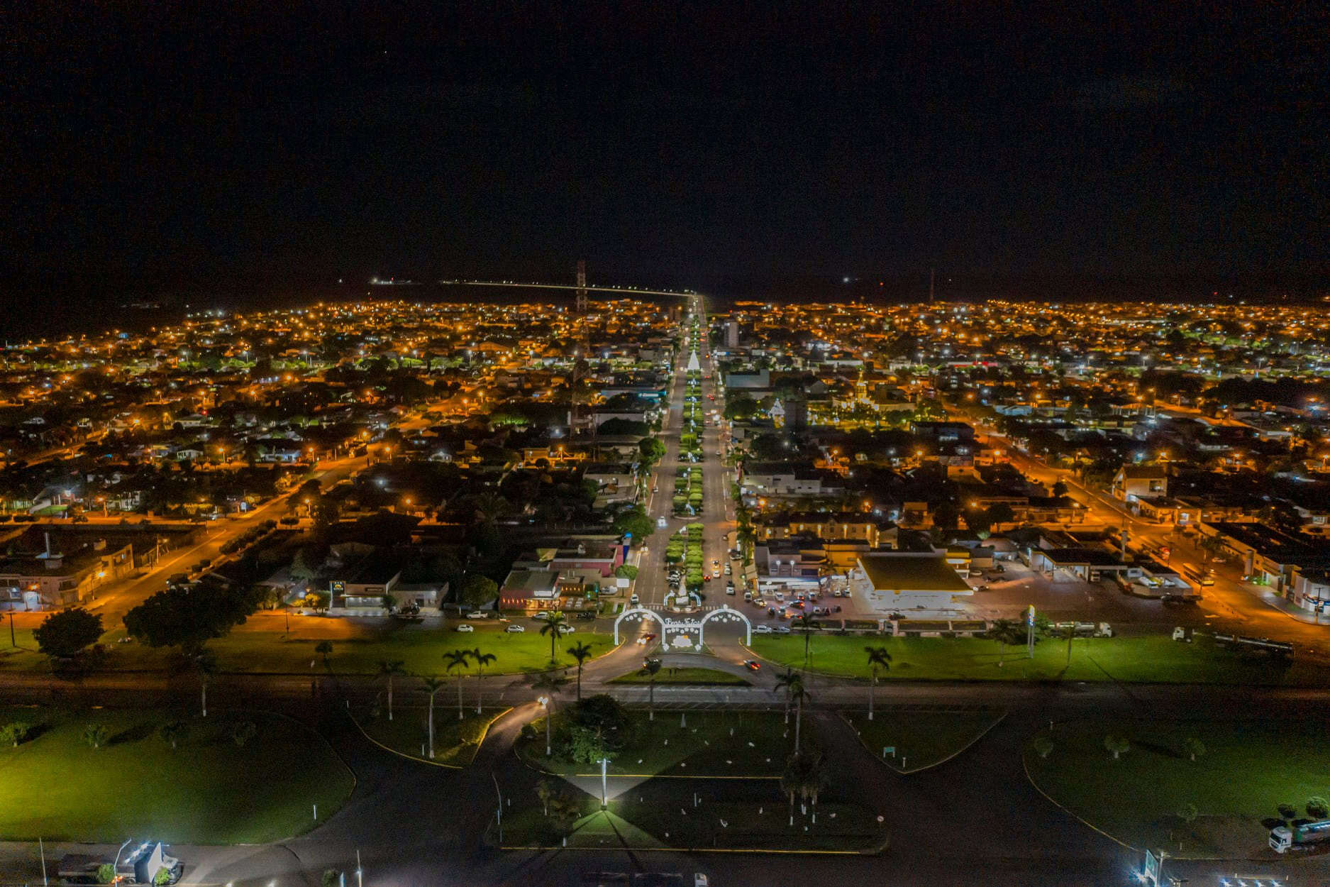 Vista aérea de São Gabriel do Oeste MS ao entardecer, com área urbana e campos no entorno