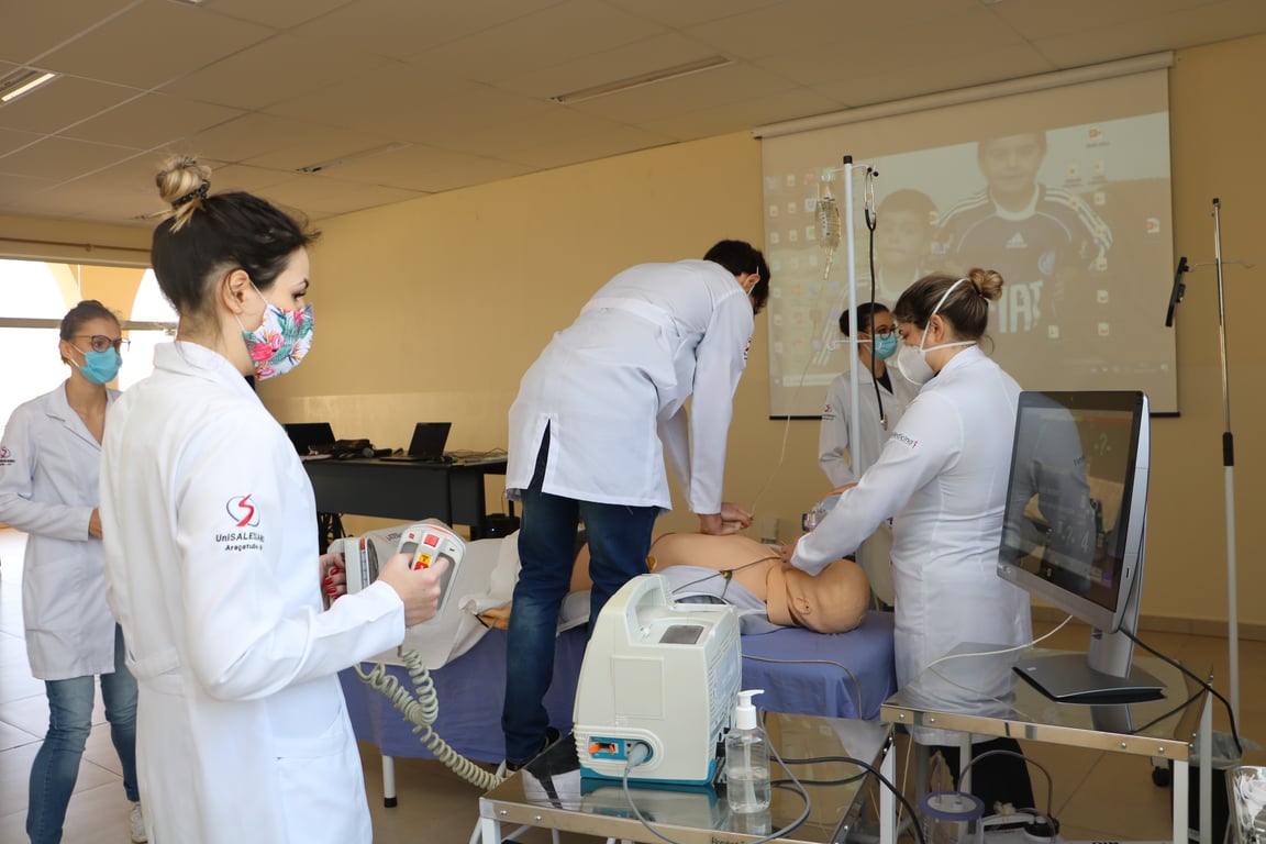 Aula prática de Medicina em ambiente hospitalar universitário