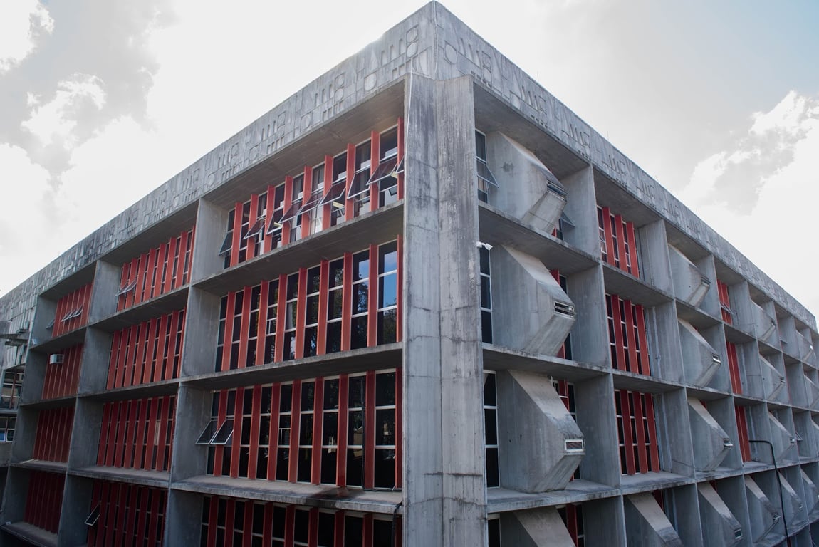 Fachada da Câmara Municipal de Paranacity, com céu azul e bandeiras
