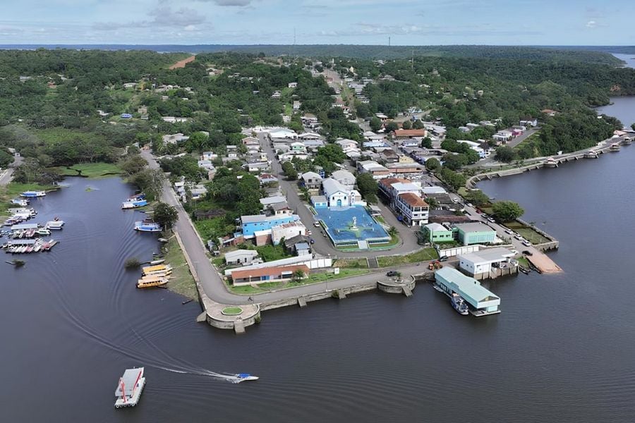 Vista aérea de Silves, às margens de rio amazônico