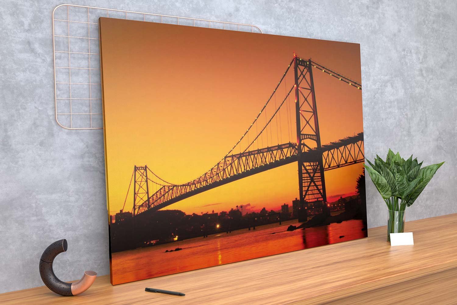 Ponte Hercílio Luz ao pôr do sol, em Florianópolis