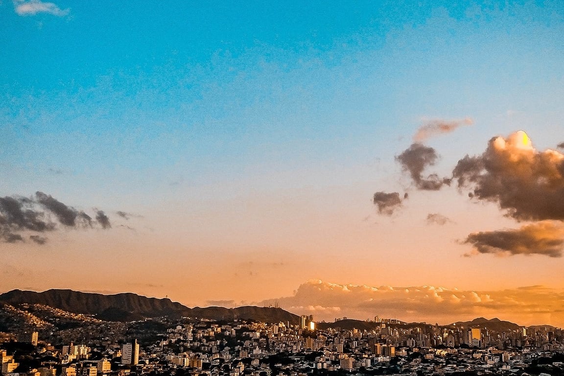 Skyline de Belo Horizonte ao entardecer