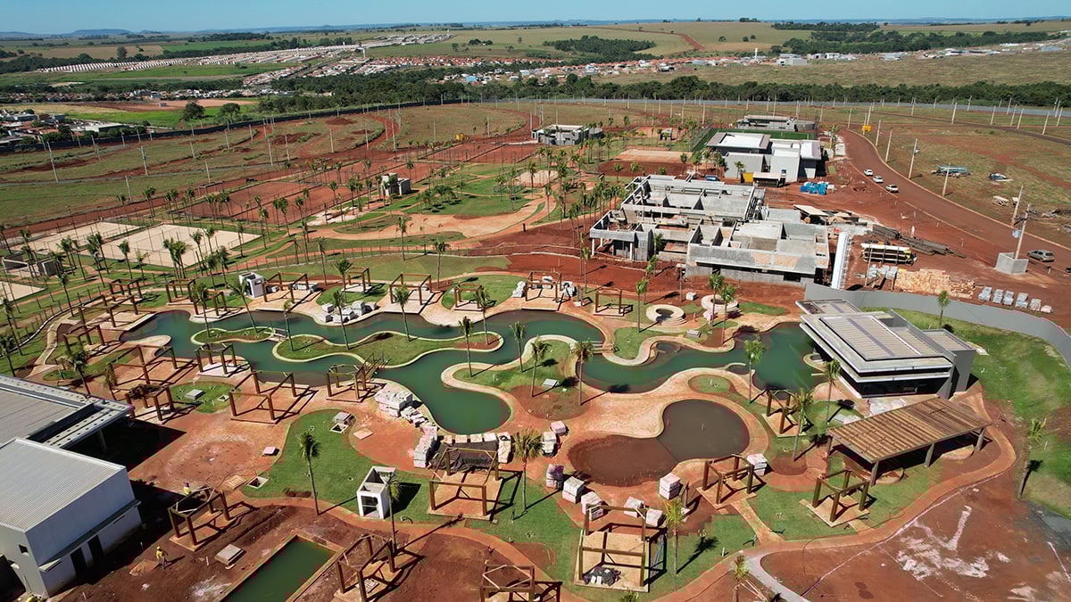 Vista aérea de Rio Verde GO ao entardecer, com áreas urbanas e áreas verdes ao fundo