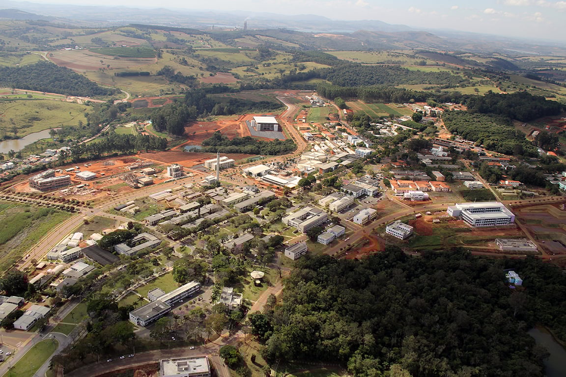 Vista aérea do campus da UFLA, com prédios integrados a áreas verdes