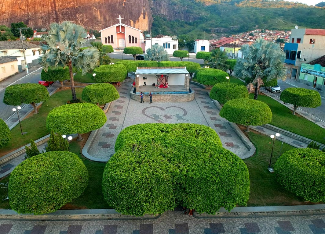 Vista aérea de praça central em Rodeiro, com igreja ao fundo