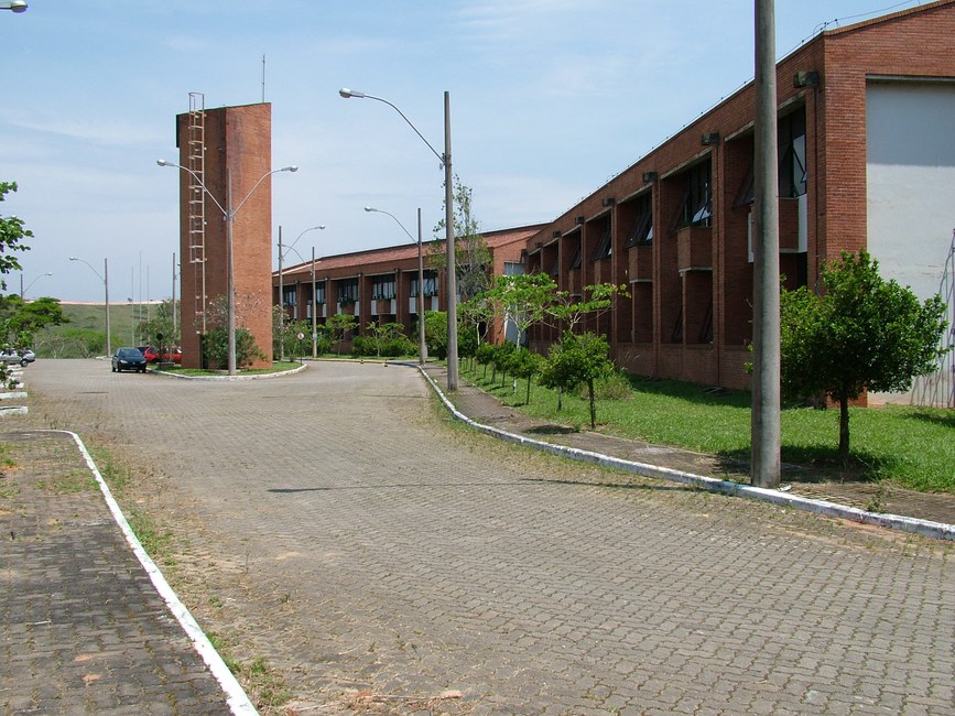 Fachada de campus do Instituto Federal Fluminense, com prédios e área externa em ambiente institucional