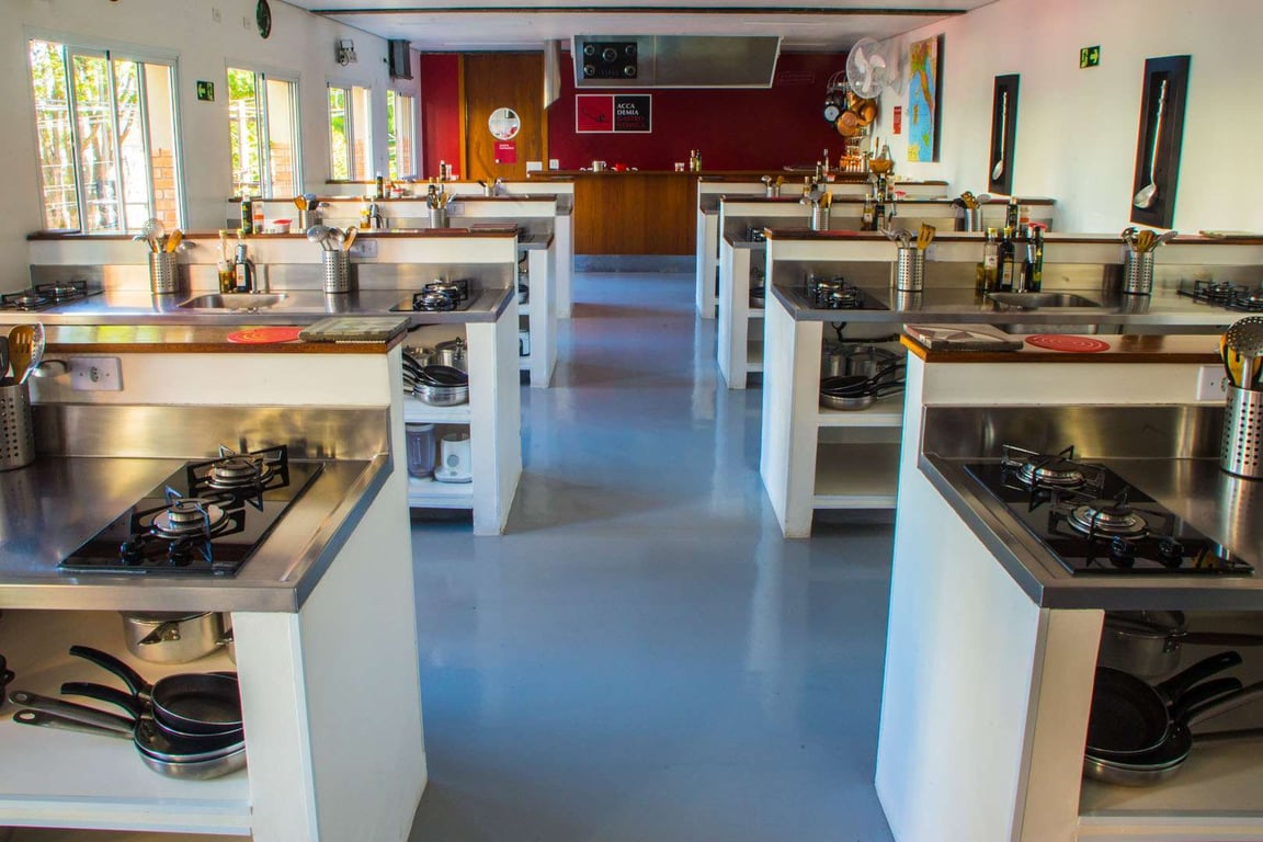 Cozinha didática equipada para aulas práticas de Gastronomia