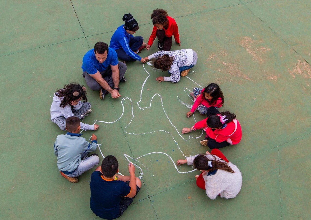 Professor de Educação Física em atividade com turma do ensino fundamental