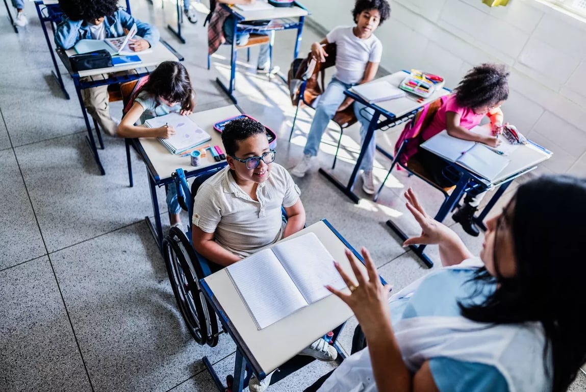 Sala de aula de escola pública, em perspectiva horizontal, com professora e alunos