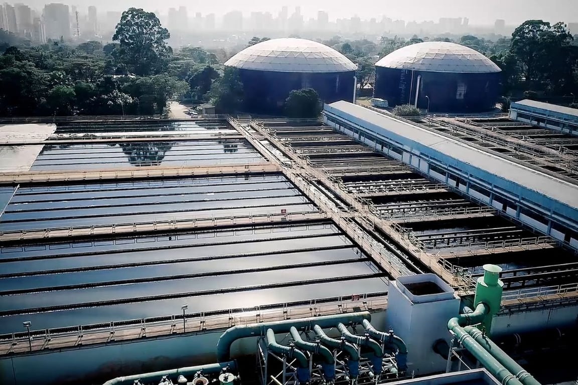 Infraestrutura de tratamento e distribuição de água, com tanques e tubulações