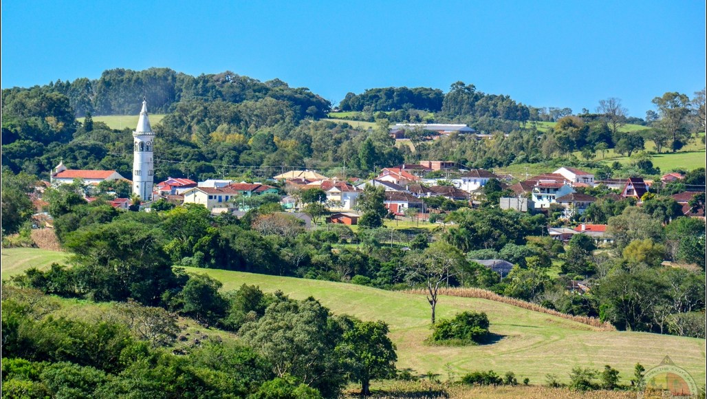 Vista aérea de Silveira Martins RS, com morros e centro urbano ao fundo