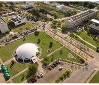 Vista aérea do campus da Universidade Federal de Santa Maria, com prédios acadêmicos e áreas verdes