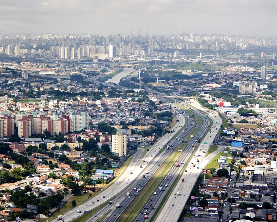 Vista aérea de Osasco, SP, com skyline urbano ao entardecer