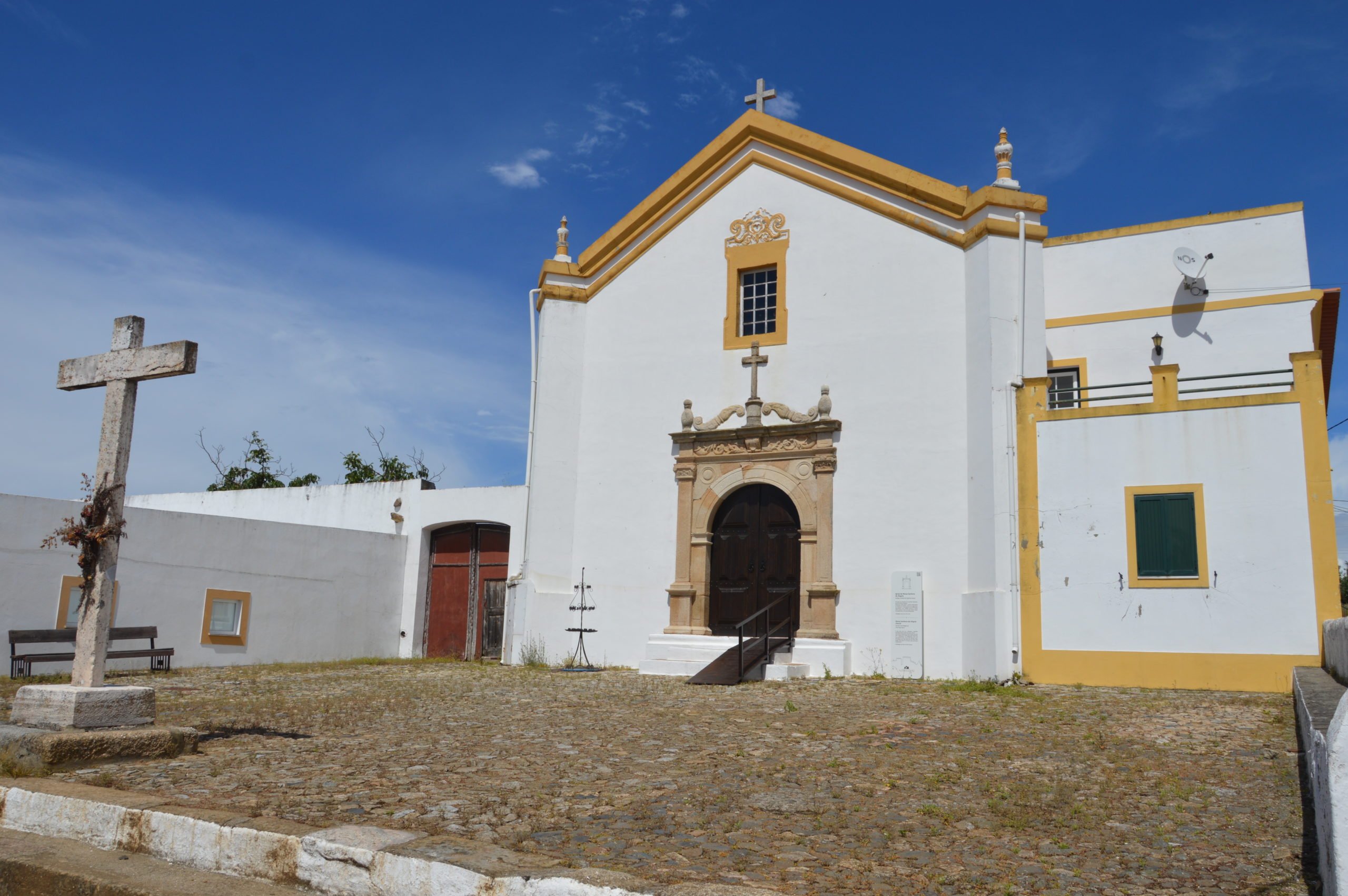 Cena urbana de pequena cidade do interior capixaba, com igreja matriz e calçamento de pedras