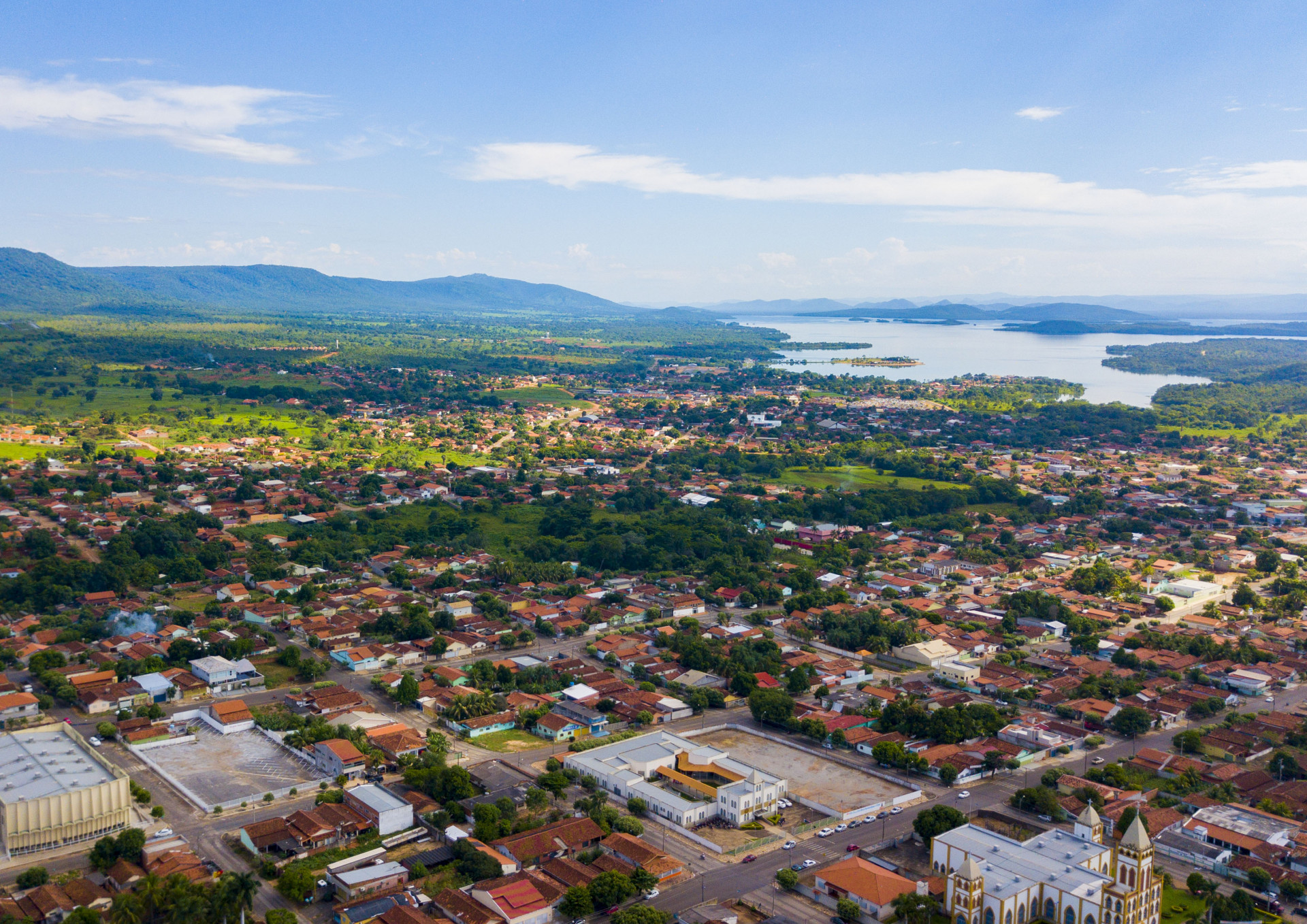 Vista aérea de Minaçu GO ao entardecer, com o Lago de Serra da Mesa ao fundo
