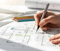 Estudante desenvolvendo projeto de arquitetura em ambiente acadêmico.