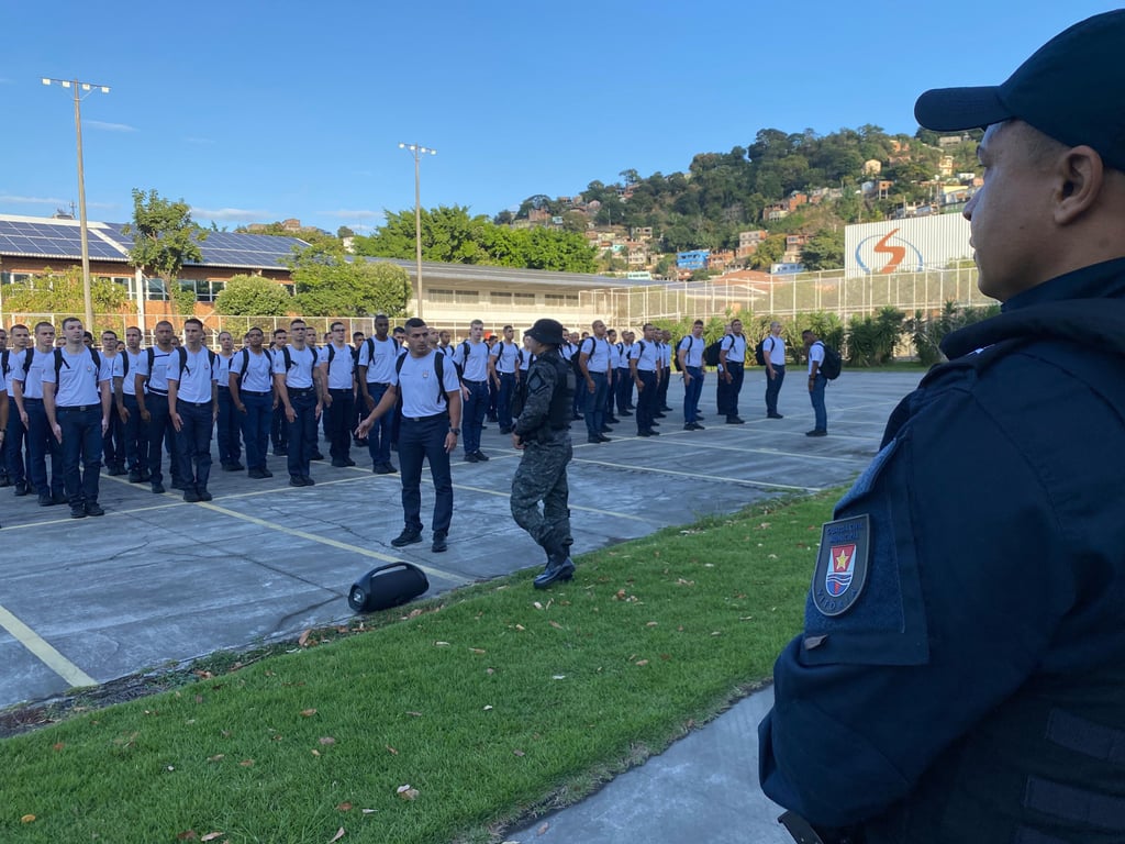 Formação de guardas municipais em treinamento físico, com fardamento azul-marinho