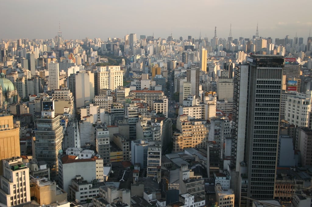 Panorama urbano de São Paulo na região da Avenida Paulista ao entardecer