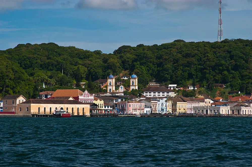 Vista aérea de São Francisco do Sul SC, com porto e baía ao fundo