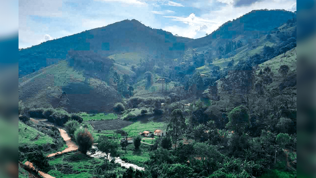 Vista de Cruzeiro SP com morros da Serra da Mantiqueira ao fundo, em fim de tarde