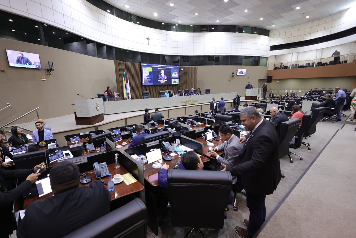 Plenário de uma Câmara Municipal; sessão em andamento