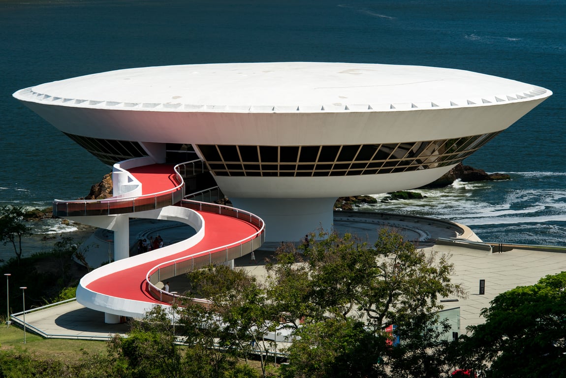 Museu de Arte Contemporânea de Niterói com a Baía de Guanabara ao fundo
