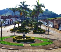 Paisagem urbana em Alvinópolis MG; concurso da prefeitura tem 172 vagas e provas em 24 de janeiro de 2027.