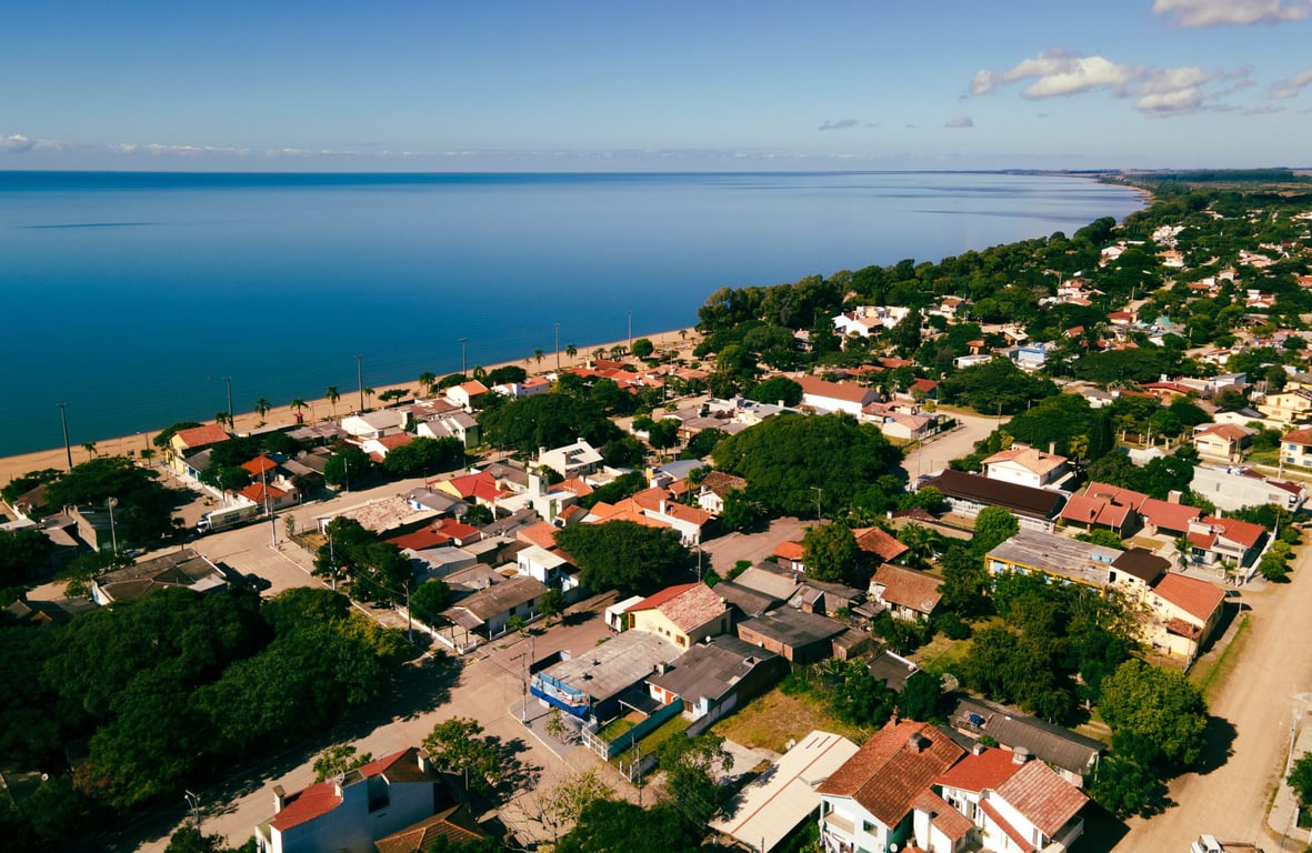 Vista do Litoral Norte gaúcho, com morros e vegetação litorânea