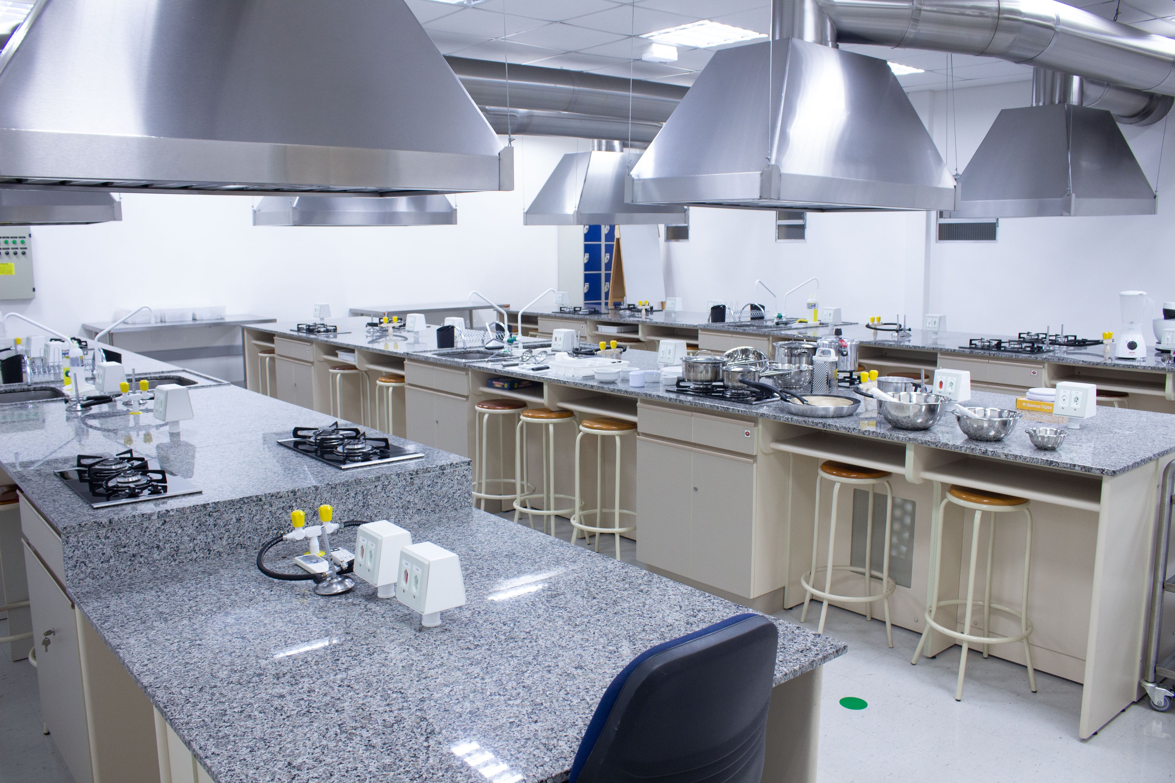 Laboratório universitário de Química com bancadas e equipamentos