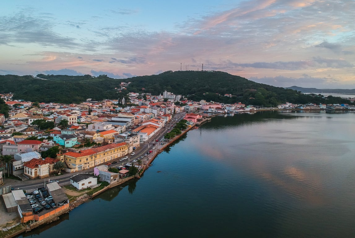 Vista aérea de Laguna (SC), com a lagoa e o centro histórico ao fundo