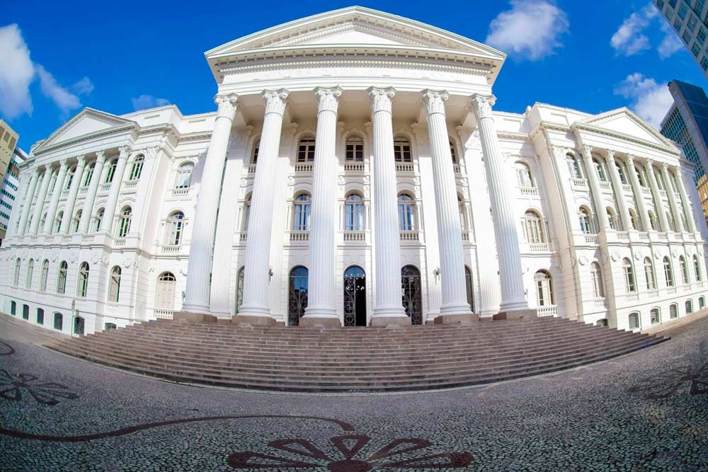 Fachada acadêmica de um câmpus federal, com estudantes em circulação