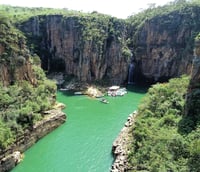 Vista aérea dos cânions e do Lago de Furnas em Capitólio MG