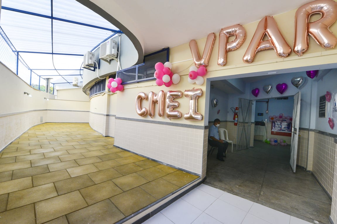 Corredor de escola pública com decoração simples