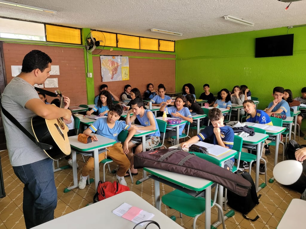 Sala de aula da rede pública municipal, com carteiras, quadro e iluminação natural